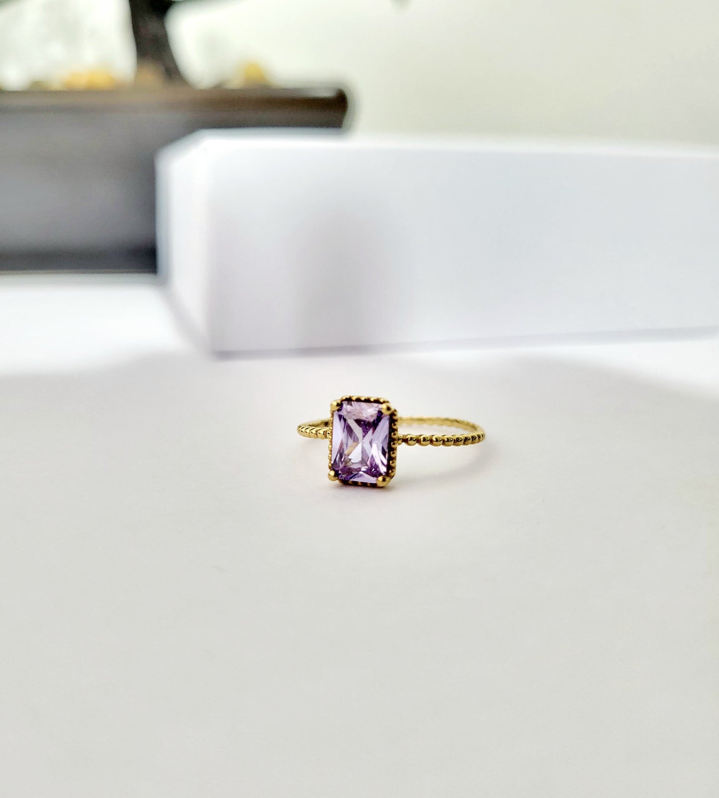 Anillo de Oro 10K con Piedra Lila Rectangular