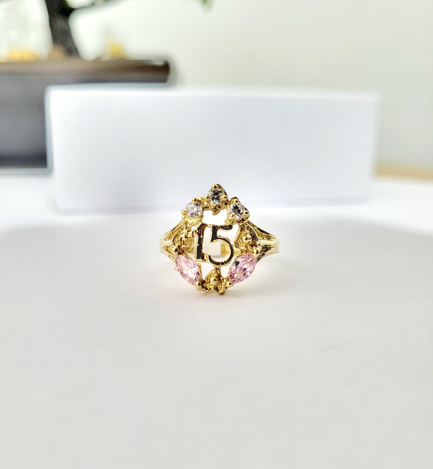 Anillo de Oro 14K “15 Años” con Piedras Rosadas y Circonias