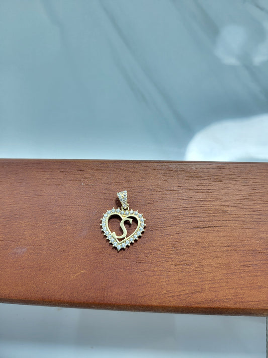Dije corazón letra S oro 10k