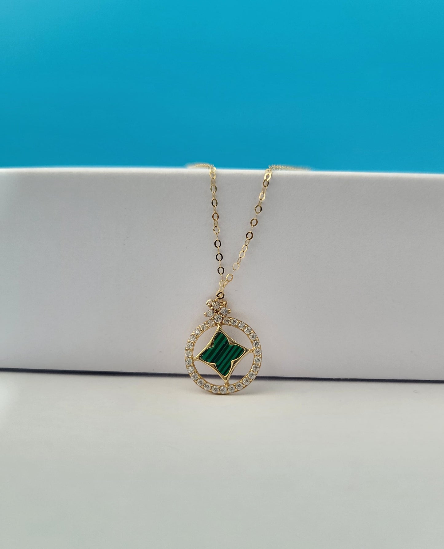Gargantilla clover en circulo con piedras oro 14k