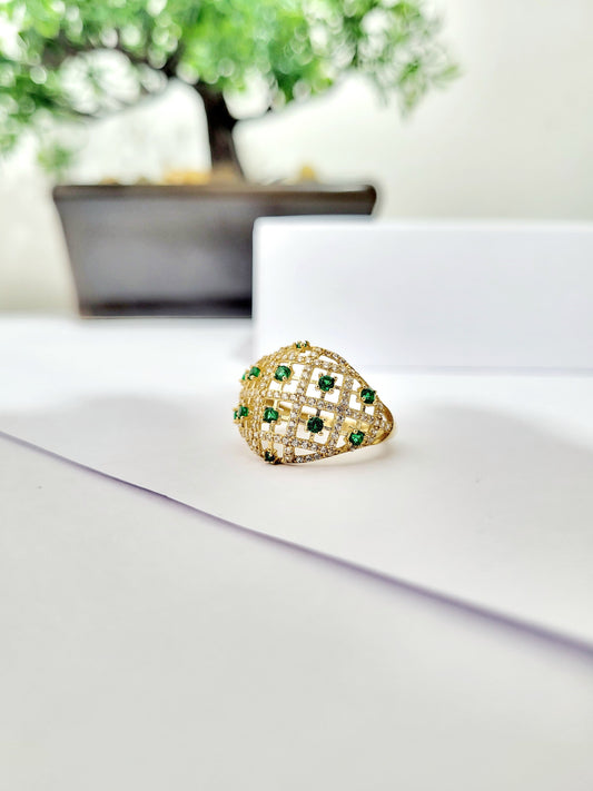 Anillo de Oro 10K con Piedras Verdes y Diseño Calado