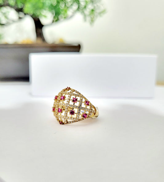 Anillo de Oro 10K con Piedras Rosadas y Diseño Calado