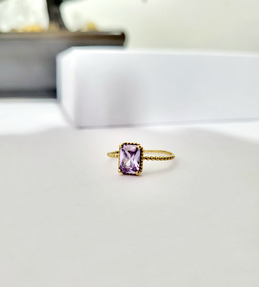 Anillo de Oro 10K con Piedra Lila Rectangular