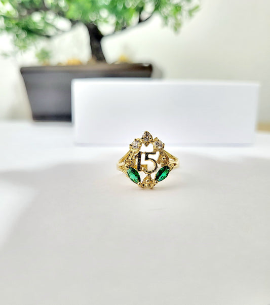 Anillo de Oro 14K “15 Años” con Detalles Verdes y Circonias