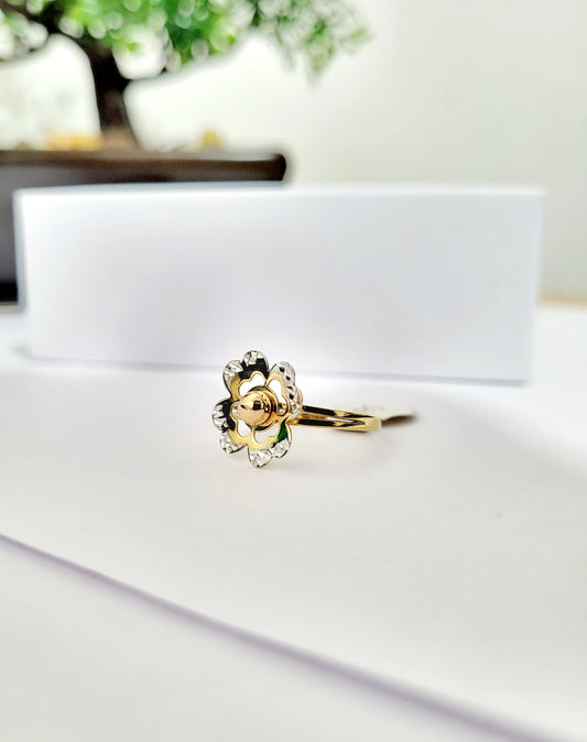 Anillo de Oro 10K con Flor Bicolor en Relieve