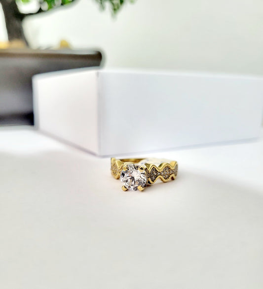 Anillo de Compromiso en Oro 10K con Piedra Central Brillante
