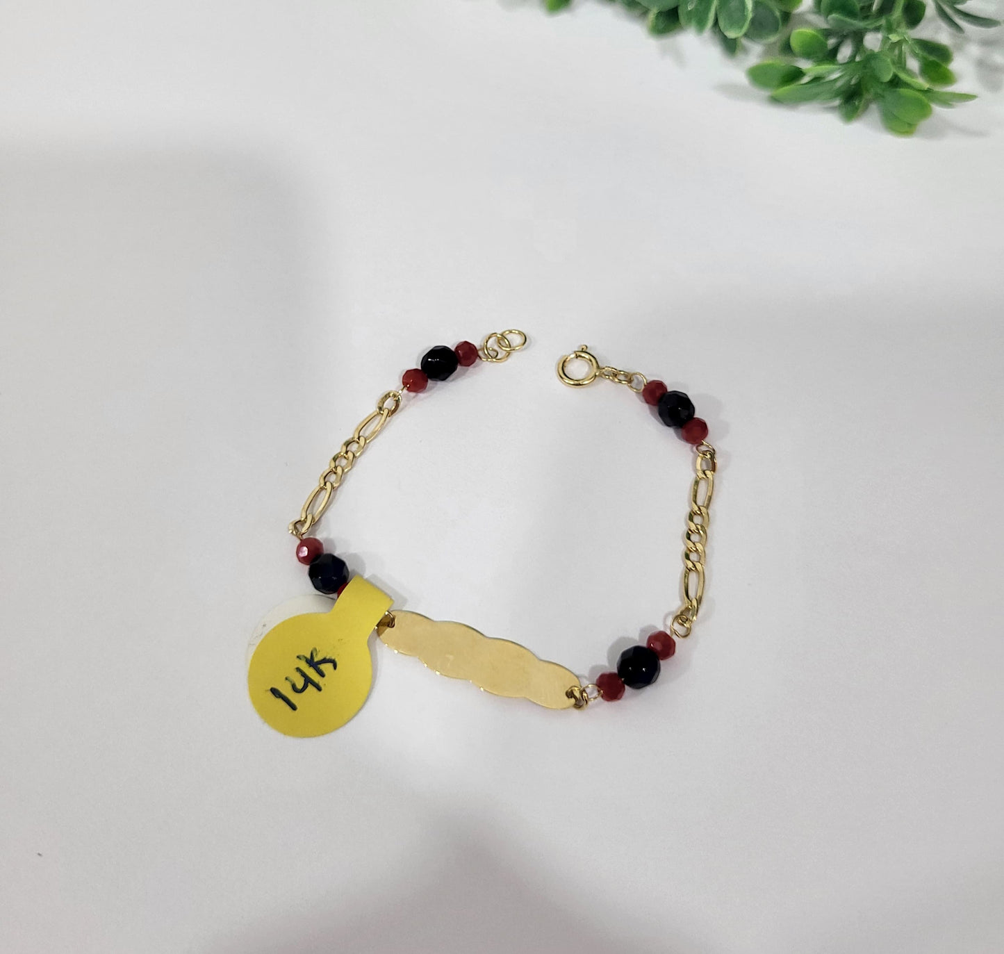 Pulsera Coralitos y Negro con Placa 14K