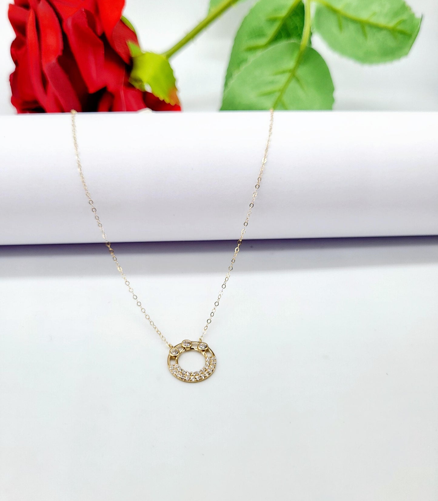 Gargantilla circulo con piedras,  oro 14k