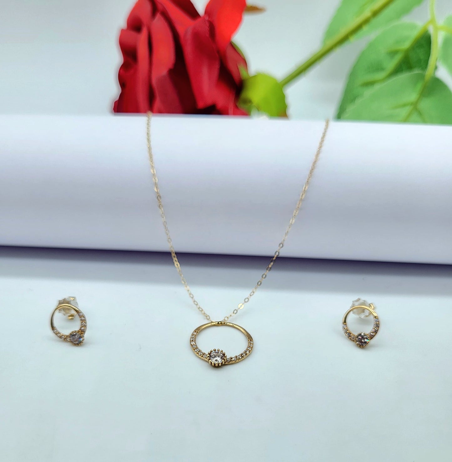 Set gargantilla y aritos  circulo con piedras oro 14k