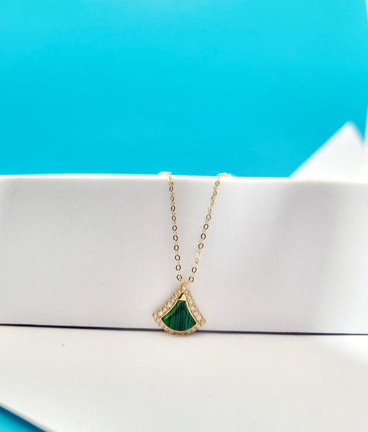 Gargantilla colgante verde con piedras oro 14k