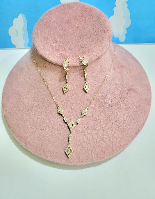 Set gargantilla y aritos triangulo colgante con piedras oro 14k
